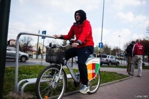 С велоподставкой есть разные вариации. Говорю как велосипедист, что так гораздо удобнее, чем слезать с седла или сидеть вытягивая носок )