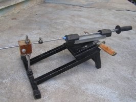 На пенсии образовалось много свободного времени, 
вот и трачу его на свои маленькие и недорогие удовольствия.
Благо, инструментов и материала накопилось - с избытком, а места в частном доме - полно.
Что и как сделать подсказывает интернет.
Вот мои точилки: