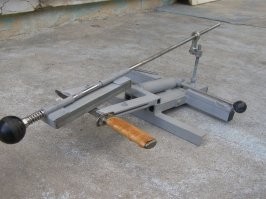 На пенсии образовалось много свободного времени, 
вот и трачу его на свои маленькие и недорогие удовольствия.
Благо, инструментов и материала накопилось - с избытком, а места в частном доме - полно.
Что и как сделать подсказывает интернет.
Вот мои точилки: