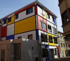 А Мондриан вообще благодарная и довольно популярная тема в архитектуре, даже в своей классической ипостаси.