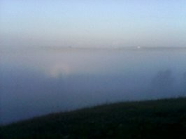 Есть у меня такой силуэт, но только снят на плохую камеру в старом телефоне. Когда был в деревне, в самую рань (сразу после рассвета, часа в 4 с чем то) заметили с сыном, когда на рыбалку шли (или с рыбалки уже ), что вся пойма реки с пригорка смотрится как океан с затопленными редкими деревьями, верхушки которых торчат "из воды". А когда солнце ровно в спину, смотришь впереди немного вниз в пойму с густым туманом и видишь собственную тень в тумане с ореолом.
Всю красоту чтобы описать, тут слов не хватит, надо обязательно этим летом поймать момент и переснять на хорошую технику.

Насчет узоров на стекле... Выхожу как то в подъезд... Как раз уборщица рано с утра помыла полы  и в подъезде очень сыро, нарисовались на стекле узоры, обычно влажности и разницы температур не хватало. Прям полянка с цветами, бери и разрисовывай как шаблон для раскраски