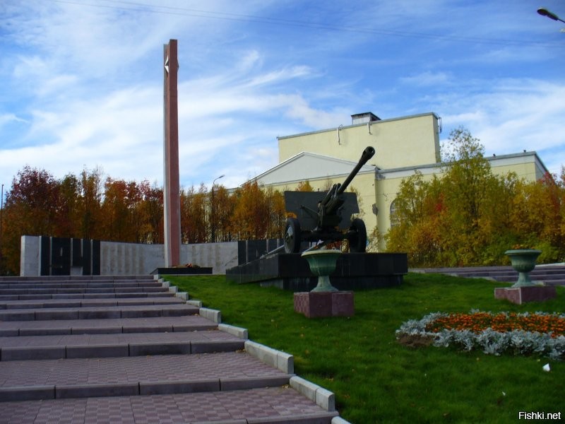 В Кировске, в Хибинах, настолько красиво и люди замечательные, настоящие, что просто рай для художника, красок с холстами не хватит отразить. Откуда у него этот творческий оксюморон