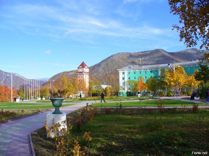 В Кировске, в Хибинах, настолько красиво и люди замечательные, настоящие, что просто рай для художника, красок с холстами не хватит отразить. Откуда у него этот творческий оксюморон