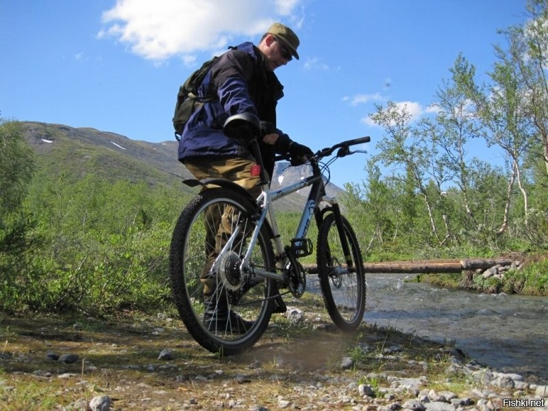 В Кировске, в Хибинах, настолько красиво и люди замечательные, настоящие, что просто рай для художника, красок с холстами не хватит отразить. Откуда у него этот творческий оксюморон