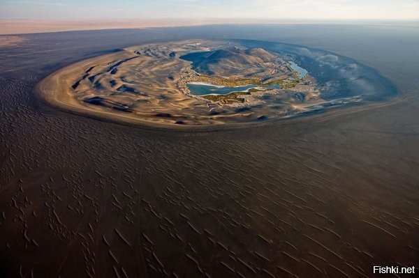 "Это вулканический кратер Вау-Аль-Намус, на юге Ливии".


Точно вулканический? Я бы сказал, что это, скорее, метеоритный...