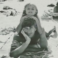 Абдулов же с приёмной дочерью Ксенией на 15-ой.