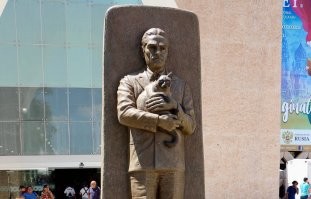 Памятник Юрию Кнорозову в Мексике.