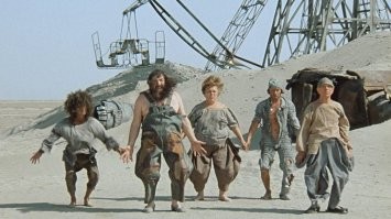 Мне в принципе все равно, из чего тебе нравятся дома на Марсе, у меня только один вопрос: проникающая радиация и космические лучи, которых там чуть больше, чем доzxyя - чем защищать жилище? Вот к примеру, на Земле, при практически полном отсутствии кл на уровне моря благодаря сильному магнитному полю планеты, пдк по суммарно альфа-бета-гамма 0.65 микроЗиверта. Это точно то, что в фоне на уровне "моря" на Марсе, причем спектр излучений там мягко выражаясь пожеще из-за слабого магнитного поля планеты.
По идее, там надо метров на 100 в грунт закапываться, причем ещё и везде так близко к поверхности.
Кстати, нашел вариант. Там вот оригинально именно на десятки метров закапывались: