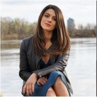 Глядя на коленки, понимаю что у неё айфон самой последней модели!