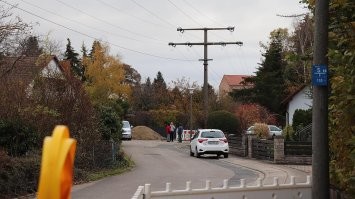 Пф-ф. Таких приколов с ЛЭП над участками полным-полно в мире.
Вот, например, ни разу не Россия. И ЛЭП явно не 10 кВ