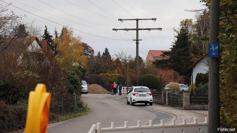 Пф-ф. Таких приколов с ЛЭП над участками полным-полно в мире.
Вот, например, ни разу не Россия. И ЛЭП явно не 10 кВ