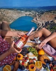 - На песчаный карьер два человека!
- Я!