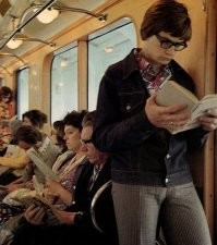 Вот раньше люди общались, а сейчас уткнуться в свои телефоны!!!