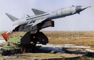 С-75 "Двина"
Где ты там, б.лядь, датчики видишь на ней? Куда ты этот несчастный АКМ там прихерачишь, да так, чтобы он ещё и взлетел с ней к намеченной цели? 
Байки-байками, но ты меру то знай )))