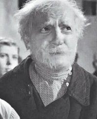 Но до Георгия Михалыча Вицина им канешн сра..., пыхтеть и пыхтеть:
в тридцать семь лет он сыграл восемнадцатилетнего Васю Веснушкина в фильме «Запасной игрок»,
в сорок шесть двадцатипятилетнего Мишу Бальзаминова «Женитьбе Бальзаминова»,
в тридцать восемь лет актёр изобразил деда Мусия в картине «Максим Перепелица»!