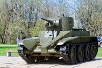 Комсомольский экипаж советского танка БТ-5.Слева направо: башенный стрелок В.Н. Ковалев, механик-водитель В.И. Леонов, командир С.Е. Обухов.1941 год



БТ-5 



КВ-2