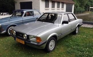 У меня был Форд Таунус 2.0 v6 Ghia, синий перл, очень приятная машинка была, правда с пустым баком ездить было противопоказано, на повороте задница норовила морду обогнать. Вот такой, только синий