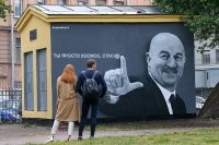 И Стас здесь ещё с волосами.