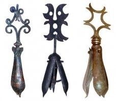 Оооо ну тут такй простор
Ответ: "Это расширитель. Его используют чтобы немного растянуть кожаную обувь, если по ширине она давит в ногу"