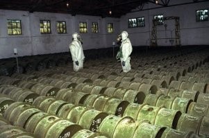 Что же в этих бочках?!
В этих бочках хранятся консервированные овощи и фрукты, проще говоря засолка и компоты.
Работники одеты так, чтобы не соблазниться случайным запахом ароматных специй и рассола