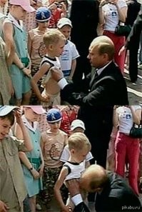 Ужос!  Человек подскользнулся на ступеньках! Никогда доселе такого и с кем не случалось. Ну, зато хоть мальчиков в пупок на камеру не чмокает)))