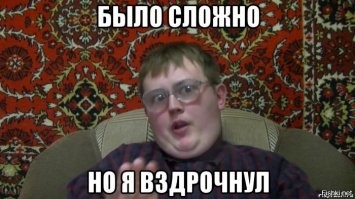 Красивая девушка голыми руками спасает пчёл от гибели