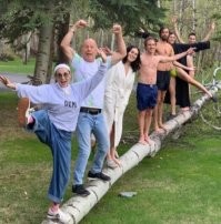 Дружить семьями -это чудесно, но на этом фото я однозначно опознаю  только Уиллиса, даже жен не могу разобрать, кто прошлая, кто нынешняя, а вооон те два молодых мужика -они вообще чьи?