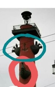 Красное это грустный нептун. Белое это два утконоса-панка, а зелёное это два змея-горыныча, рвущихся наружу.