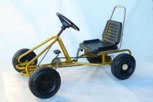 Помню в спортивный отдел универмага завезли вот такое чудо. Стоила каких-то нереальных денег. Мы, мелкие, ходили смотреть на него как на работу. К счастью, никому из знакомых его не купили, иначе была бы целая куча разбитых сердец)