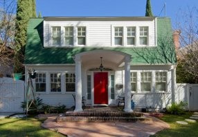 В 2013 году, дом из серии фильмов «Кошмар на улице Вязов» был выставлен на продажу за 2.1 миллиона долларов.