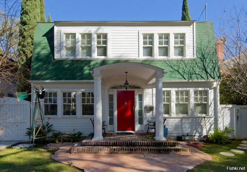 В 2013 году, дом из серии фильмов «Кошмар на улице Вязов» был выставлен на продажу за 2.1 миллиона долларов.