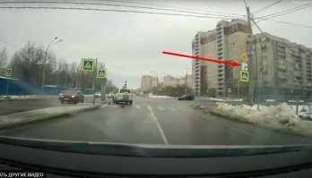 Не ожидал он. Даже по регистратору всё хорошо видно, и знаки, и приближающиеся авто, справа... 
За дорогой надо следить, а не фигнёй заниматься.