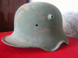 Эти каски на жаргоне коллекционеров называются ушастый рогач. Выпускались только фирмой ЕТ ,Eisenhuttenwerk Thale, и только 64 размера на голову 56-57. Рогач потому что рогатая каска, а эти выемки с боков - где то пишется, что для кавалеристов, хотя не понятно зачем, Другие, что для телефонистов, что логично, если держать трубку. На сегодня их довольно мало сохранилось и они имеют ценность для коллекционеров.