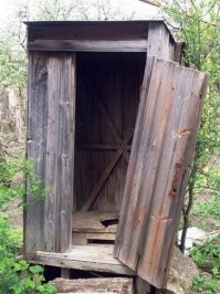 А вот и сортир в Разливе. Именно в нем Ильич обдумывал свои гениальные планы по устройству пролетарской революции и свержению Временного правительства.