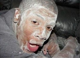 Прямо как в анекдоте: приходит негр домой, весь в пудре, блёстках и рыжих волосах. 
Жена:
- Что опять придумаешь?
- Не поверишь, с клоуном подрался!