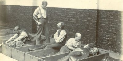 Владимир Ильич читает книгу засыпающему Иосифу Виссарионычу.))