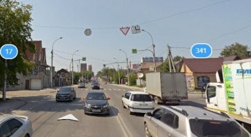У нас в Новосибирске есть пересечение улицы Кирова и Лобова, вот там поворот с Кирова на Лобова - главная дорога. Народ летит с Кировского моста и не глядит на знаки..... сколько их встретилось на этом перекрёстке... Почти каждый день бьются.