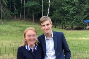 Сначала показалось слева сам батька, в парике