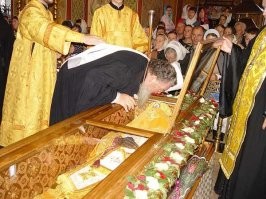 Одни некрофилы обиделись на других некрофилов.)