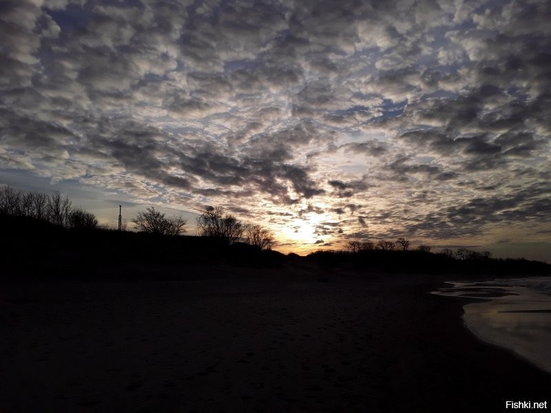 Просто море. Одно, но такое разное и его облака. И несколько фото облаков над нашим полем. Все мои, но в нашей группе есть вообще просто необыкновенные. Мои все без каких-либо фильтров и даже с заваленым горизонтом.
 Такие виды и краски, что дарит природа, не придумает человек.