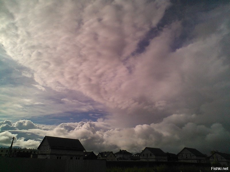 Просто море. Одно, но такое разное и его облака. И несколько фото облаков над нашим полем. Все мои, но в нашей группе есть вообще просто необыкновенные. Мои все без каких-либо фильтров и даже с заваленым горизонтом.
 Такие виды и краски, что дарит природа, не придумает человек.