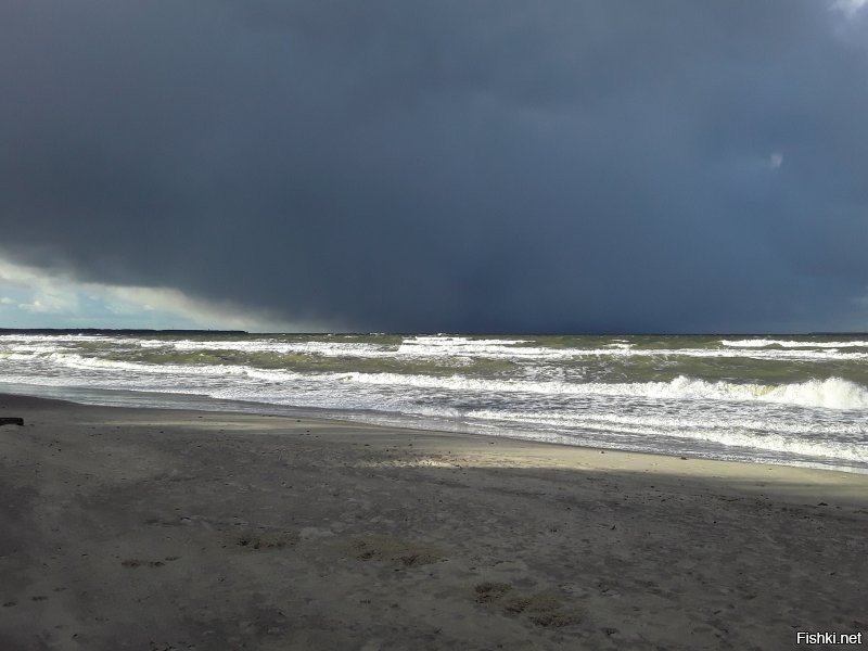 Просто море. Одно, но такое разное и его облака. И несколько фото облаков над нашим полем. Все мои, но в нашей группе есть вообще просто необыкновенные. Мои все без каких-либо фильтров и даже с заваленым горизонтом.
 Такие виды и краски, что дарит природа, не придумает человек.