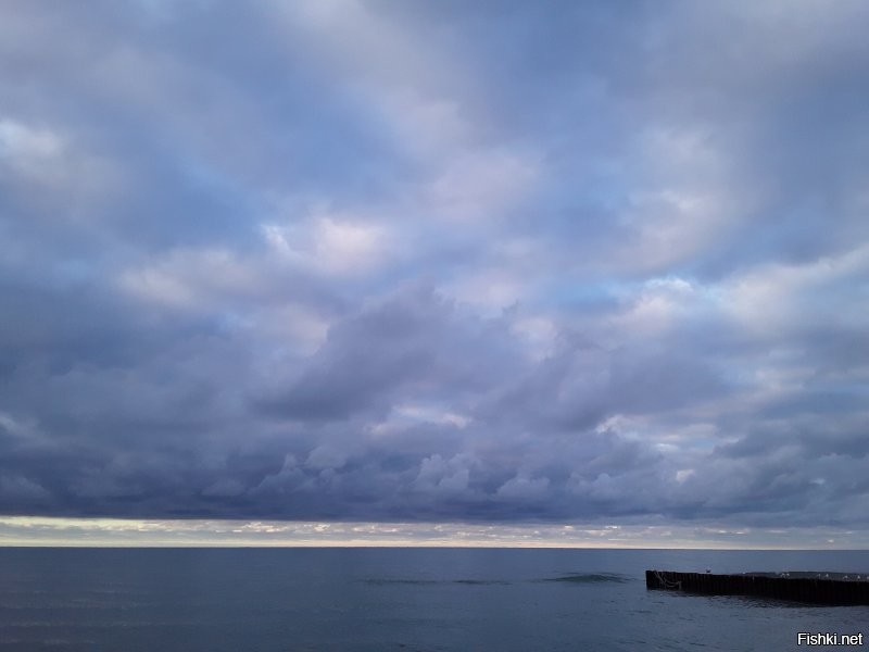 Просто море. Одно, но такое разное и его облака. И несколько фото облаков над нашим полем. Все мои, но в нашей группе есть вообще просто необыкновенные. Мои все без каких-либо фильтров и даже с заваленым горизонтом.
 Такие виды и краски, что дарит природа, не придумает человек.