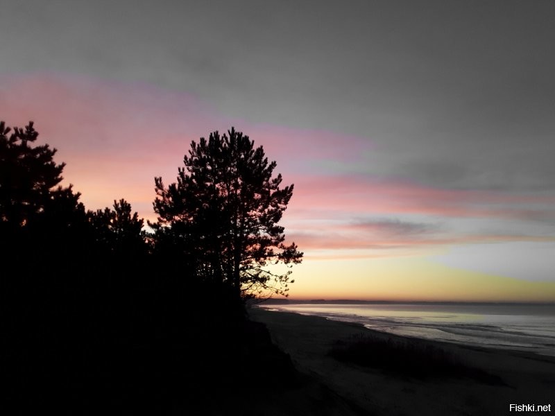 Просто море. Одно, но такое разное и его облака. И несколько фото облаков над нашим полем. Все мои, но в нашей группе есть вообще просто необыкновенные. Мои все без каких-либо фильтров и даже с заваленым горизонтом.
 Такие виды и краски, что дарит природа, не придумает человек.