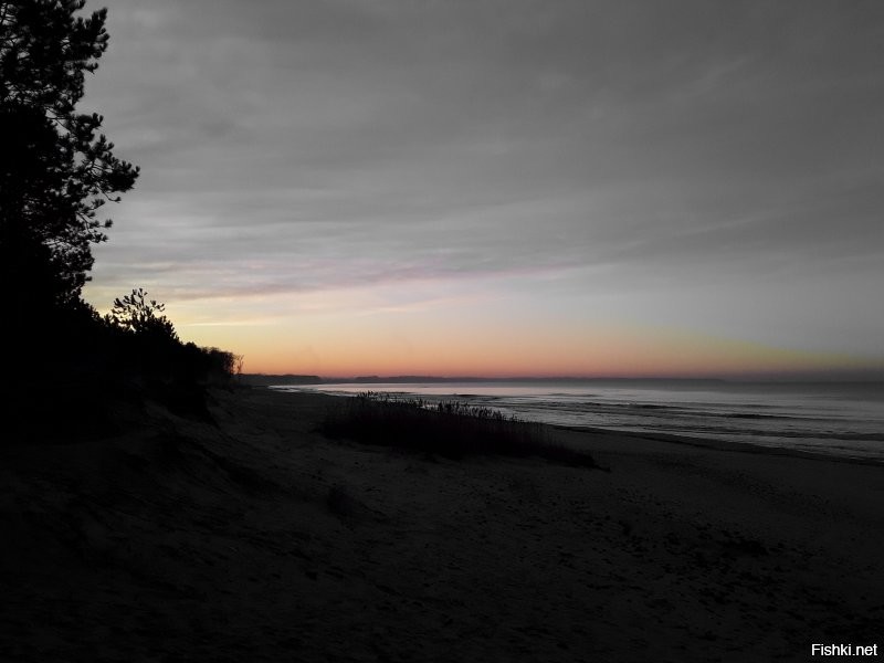 Просто море. Одно, но такое разное и его облака. И несколько фото облаков над нашим полем. Все мои, но в нашей группе есть вообще просто необыкновенные. Мои все без каких-либо фильтров и даже с заваленым горизонтом.
 Такие виды и краски, что дарит природа, не придумает человек.