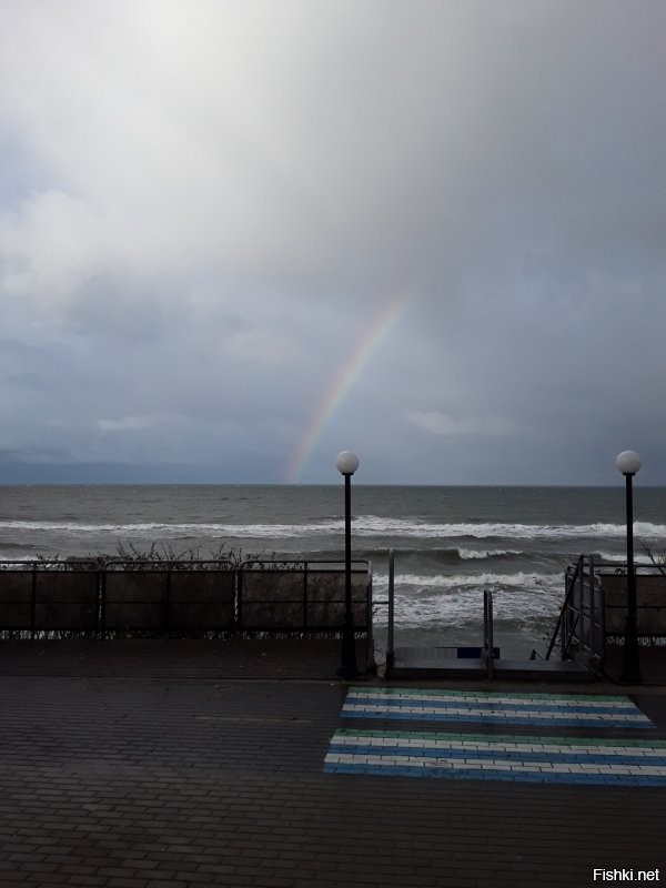 Просто море. Одно, но такое разное и его облака. И несколько фото облаков над нашим полем. Все мои, но в нашей группе есть вообще просто необыкновенные. Мои все без каких-либо фильтров и даже с заваленым горизонтом.
 Такие виды и краски, что дарит природа, не придумает человек.