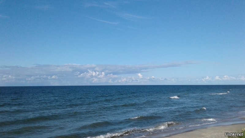 Просто море. Одно, но такое разное и его облака. И несколько фото облаков над нашим полем. Все мои, но в нашей группе есть вообще просто необыкновенные. Мои все без каких-либо фильтров и даже с заваленым горизонтом.
 Такие виды и краски, что дарит природа, не придумает человек.