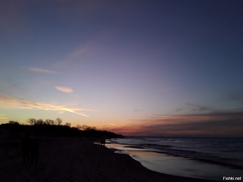 Просто море. Одно, но такое разное и его облака. И несколько фото облаков над нашим полем. Все мои, но в нашей группе есть вообще просто необыкновенные. Мои все без каких-либо фильтров и даже с заваленым горизонтом.
 Такие виды и краски, что дарит природа, не придумает человек.