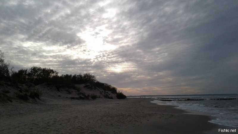 Просто море. Одно, но такое разное и его облака. И несколько фото облаков над нашим полем. Все мои, но в нашей группе есть вообще просто необыкновенные. Мои все без каких-либо фильтров и даже с заваленым горизонтом.
 Такие виды и краски, что дарит природа, не придумает человек.