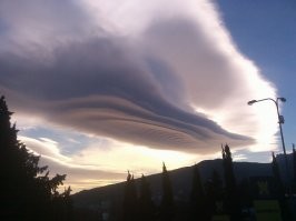 Одно и то же облако, с разницей в 2 часа. ( Ялта 2015г. декабрь )